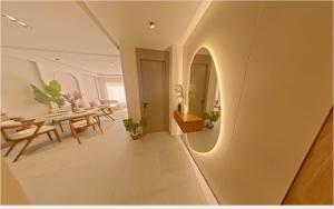 Zimmer mit einem Flur mit einem Tisch und einem Spiegel in der Unterkunft Appartement chic Menara Mall piscine Rooftop in Marrakesch