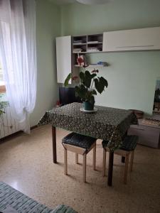 una mesa con una maceta en una habitación en B&B Balcone sul Fiume, en Zogno