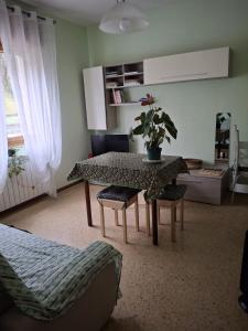 una sala de estar con una mesa con una maceta. en B&B Balcone sul Fiume, en Zogno