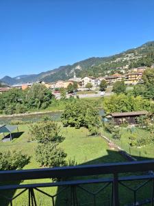 Vista de un parque con un pueblo al fondo. en B&B Balcone sul Fiume, en Zogno