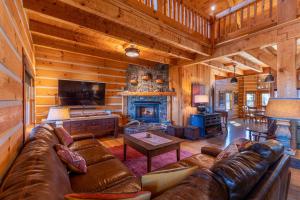 Una sala de estar con un sofá y una chimenea. en Grand Vista Lodge, en West Jefferson
