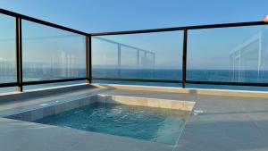 a swimming pool on the roof of a building at Hermoso Departamento in Manta