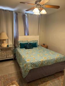 a bedroom with a bed and a ceiling fan at designer abode condo min to Manhattan in jersey city in Jersey City
