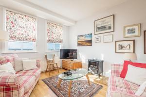 un salon avec un canapé et une table dans l'établissement The Old Bank House - St Monans, à Saint Monance