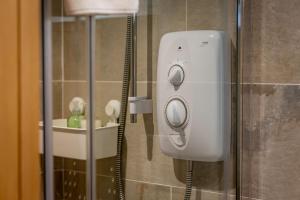 un distributeur de savon sur le mur d'une salle de bains dans l'établissement The Old Bank House - St Monans, à Saint Monance 19 autres photos