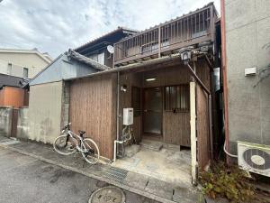 een fiets is geparkeerd buiten een gebouw bij 桑名のお宿三栄町 in Kuwana