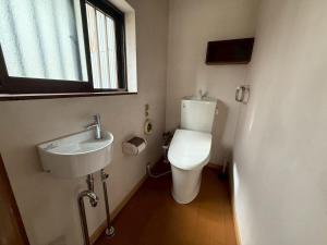 een kleine badkamer met toilet en wastafel bij 桑名のお宿三栄町 in Kuwana +7 foto's