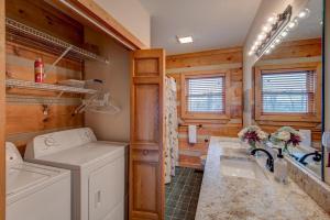 Una cocina con lavadora y secadora en una cabaña. en Cozy Bear Cabin, en Boone 43 fotos más