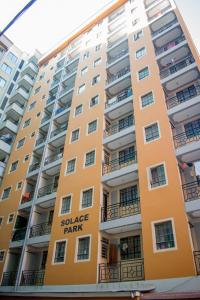 ein Wohnhaus mit einem Schild für einen separaten Park in der Unterkunft Danross Nest in Gatunga