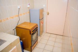 eine kleine Küche mit Kühlschrank in der Ecke in der Unterkunft Danross Nest in Gatunga