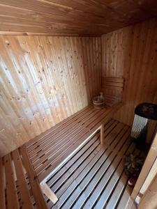 mit Blick auf eine Holzsauna in der Unterkunft Luxury Villa with Sauna, BBQ Lounge and Private Pool in San Miguel de Abona