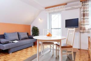 ein Wohnzimmer mit einem Sofa und einem Tisch in der Unterkunft Ferien- & Kürbishof Majczan in Bad Radkersburg