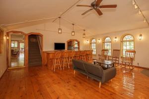 uma sala de estar aberta com um sofá e um bar em The Mahogany Villa Indoor pool Spa Sauna Gameroom em West Dover mais 224 fotografias