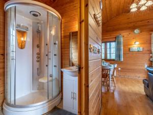 une salle de bain avec douche et lavabo dans l'établissement 2 Bed in Clovelly 00358, à Clovelly 26 autres photos
