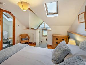 Llanvetherineにある1 Bed in Abergavenny BN092の屋根裏のベッドルーム(ベッド1台、窓付)