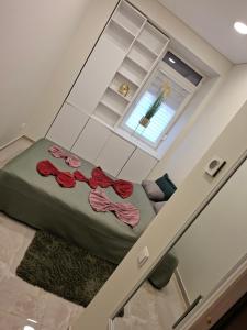 Zimmer mit einem Bett mit roten Rosen darauf in der Unterkunft Luxury center in Kaunas