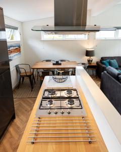 een keuken met een fornuis en een woonkamer bij Great Gable Riverside Luxury Lodge in Keswick