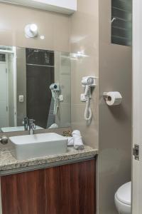 een badkamer met wastafel en toilet bij Nuna Atelier in Cuzco