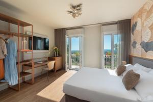 法诺Openhouse Stay的一间卧室，配有一张床和一张带电视的书桌 更多49张照片