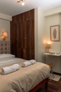 een slaapkamer met een bed met twee kussens erop bij Nuna Atelier in Cuzco