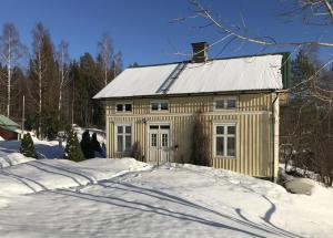 RamvikLakeside Guesthouse, Lillstugan的雪中的小房子