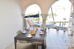 a table with fruit on it in a room at RNET - Port Primer Empuriabrava in Empuriabrava