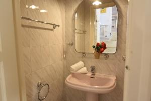a white bathroom with a sink and a mirror at RNET - Port Primer Empuriabrava in Empuriabrava +38 photos