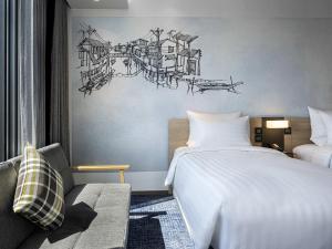 ein Hotelzimmer mit einem Bett und einer Couch in der Unterkunft Novotel Bangkok Future Park Rangsit in Pathum Thani + 95 Fotos
