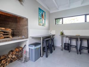 セント・フランシス・ベイにあるBella Madre Guesthouseのレンガの壁、バースツール2つ付きのキッチン