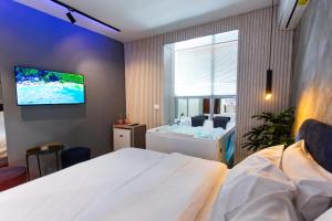 Ένα ή περισσότερα κρεβάτια σε δωμάτιο στο Luxury Suite by The Bubbles Jacuzzi Rooms