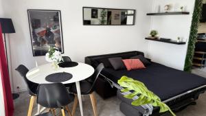 クレテイユにあるT2 Cosy La-Haut à Créteil Netflix & WiFi Fibreのベッドとテーブルと椅子のある部屋