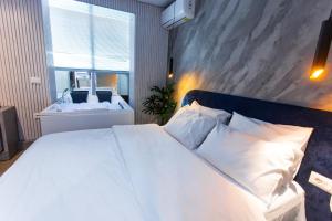 Ένα ή περισσότερα κρεβάτια σε δωμάτιο στο Luxury Suite by The Bubbles Jacuzzi Rooms
