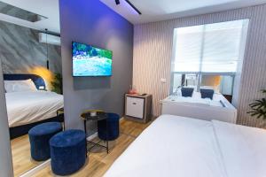 Ένα ή περισσότερα κρεβάτια σε δωμάτιο στο Luxury Suite by The Bubbles Jacuzzi Rooms