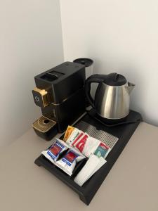 eine Kaffeemaschine und ein Teekessel auf einem Tablett in der Unterkunft Sunset Affittacamere in Cipollina + 28 Fotos