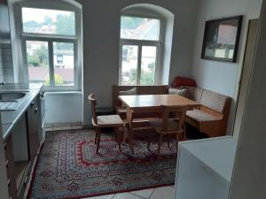 a kitchen with a table and a table and chairs at Ferienwohnung Petersbrunnen in Zaschwitz