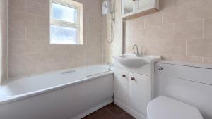 ein Badezimmer mit Waschbecken, Badewanne und Toilette in der Unterkunft Hexthorpe House - By Sigma Stays in Doncaster