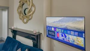 einen Flachbild-TV im Wohnzimmer in der Unterkunft Hexthorpe House - By Sigma Stays in Doncaster