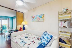 アトランティックビーチにあるA Place At The Beach 237のリビングルーム(白いソファ、ベッド付) +31枚の写真