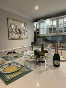 une cuisine avec deux bouteilles de vin sur un comptoir dans l'établissement Milltown luxury - concierge, à Feevaghmore