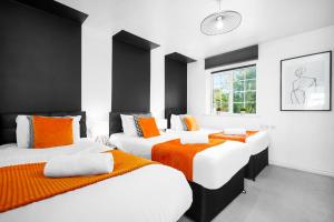 Postel nebo postele na pokoji v ubytování Stylish 2 Bed House - Fast Internet - Garden - Parking 55H