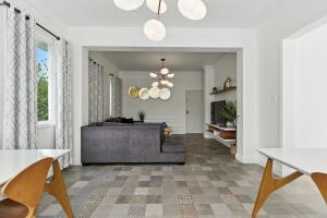 a living room with a couch and a tv at V2 Pr Rentals Next To La Placita De Santurce in San Juan