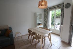 a kitchen and dining room with a table and chairs at Escapade Jurassienne-Terrasse & Sérénité in Lons-le-Saunier +7 photos