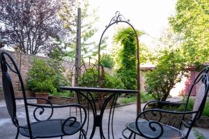 a table and two chairs sitting next to a table at Villa d'Este - Historic City Villa with WiFi & Air Conditioning in Ferrara