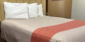 Postel nebo postele na pokoji v ubytování TownHouse Extended Stay Hotel Downtown + 40 fotografií