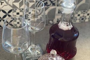 dos copas de vino y una botella en una mesa en 1 Bed Apt - Sleeps 2 - Free Parking - Sea View, en Masouri