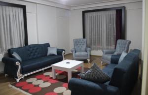 a living room with couches and chairs and a table at butik konaklama in Aksaray