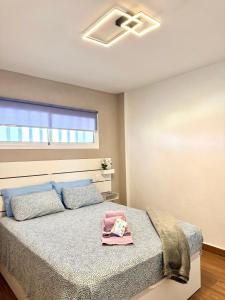 ein Schlafzimmer mit einem Bett und einem rosa Handtuch darauf in der Unterkunft Casa Morena in Costa de Antigua