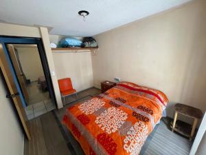 - une chambre avec un lit et un miroir dans l'établissement Casa cerca de Plaza de Toros de Apizaco y del Centro Deportivo de Alto Rendimiento, à San Dionisio Yauhquemehcan