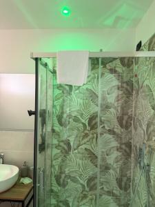 ein Badezimmer mit Dusche und Waschbecken in der Unterkunft Sunset Affittacamere in Cipollina