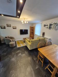 una sala de estar con un sofá y una mesa en 3 bedroom apartment in Ulverston Cumbria, en Ulverston